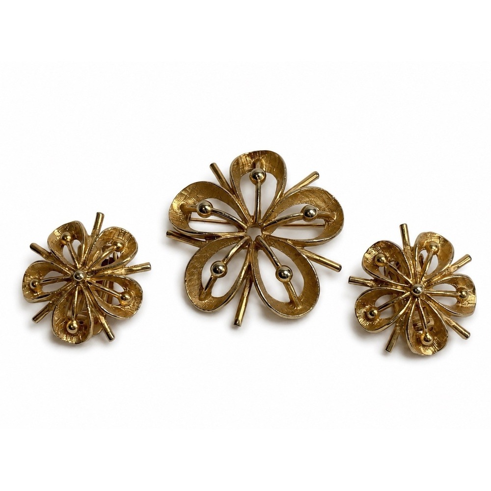 3 Piece Vintage Set Clip On Earrings & Brooch Gold Matching Beautiful Condition!